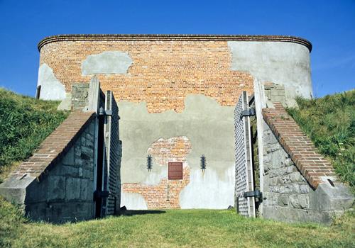 General view of Fort Mississauga showing the brick construction materials and skilled craftsmanship of the tower.; Parks Canada Agency / Agence Parcs Canada.