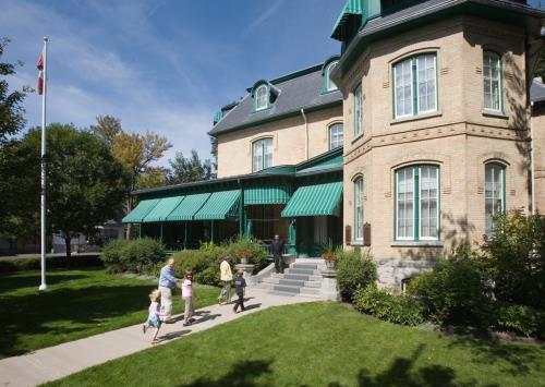 Corner view showing the original materials and craftsmanship of the exterior of the residence.; Parks Canada Agency / Agence Parcs Canada