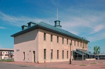 Corner view of the Lévis Railway Station (Intercolonial), showing the façade with the main entrance, 1990.; Parks Canada Agency/ Agence Parcs Canada, 1990.