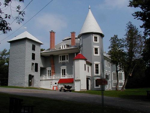 Southwestern angle of the rear elevation of the Manoir Papineau National Historic Site of Canada, 2004.; Parks Canada Agency/ Agence Parcs Canada, 2004.