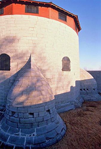 Detail view of Murney Tower showing its fire- and bomb-proof construction with thick limestone walls.; Parks Canada Agency / Agence Parcs Canada, J. Butterill, 1994.