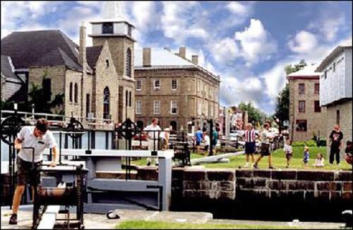 Contextual view of the building in Merrickville showing close location to Rideau Canal – c. 2000; realmerrickville.ca, 2005