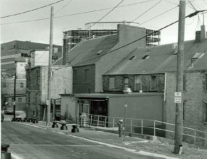 Rear elevations of a row of buildings on Water Street, 1986.; Agence Parcs Canada/Parks Canada Agency, J. Harris, 1986.