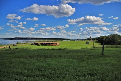 View of Ehdaa; Madison Pilling, Liidlii Kue First Nation | Première Nation Liidlii Kue