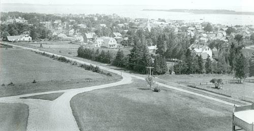 View of St. Andrews Historic District, from the north-east, looking to Passamaquoddy Bay and the Bay of Fundy, c. 1914.; Provincial Archives of New Brunswick /Archives provinciales du Nouveau-Brunswick, P11-189, c. 1914.
