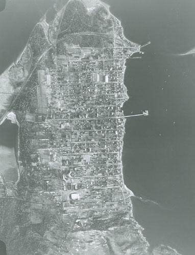 Aerial view of St. Andrews Historic District, showing the grid plan.; Energy, Mines and Resources Canada, National Air Photo Library/Énergie, Mines et Ressources Canada, Photothèque nationale de l'air, A 20294-3.