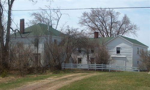 Front and west elevation, Amos Thomas Seaman House, Minudie, Nova Scotia, 2005.; Heritage Division, NS Dept. of Tourism, Culture and Heritage, 2005.
