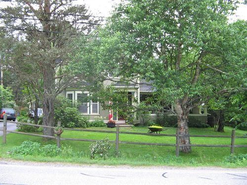 Front elevation, Elsie Hume House, Black Point, Nova Scotia, 2007.; Heritage Division, NS Dept. of Tourism, Culture and Heritage, 2007.