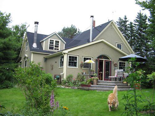 Rear elevation, Elsie Hume House, Black Point, Nova Scotia, 2007.
; Heritage Division, NS Dept. of Tourism, Culture and Heritage, 2007.
