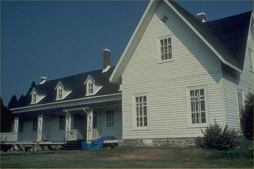 Corner view of the Sir John Johnson House, 1989.; Parks Canada Agency/Agence Parcs Canada, 1989.
