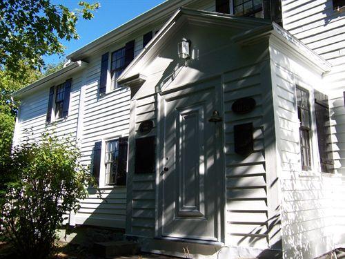 Front entrance, Gardenia Lodge-Savary House, Plympton, Nova Scotia, 2007.; Heritage Division, NS Dept. of Tourism. Culture and Heritage, 2007.