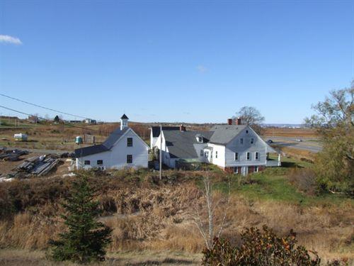 East elevation and outbuilding, Reid House, Avonport, Nova Scotia, 2006.
; Heritage Division, NS Dept. of Tourism, Culture and Heritage, 2006.