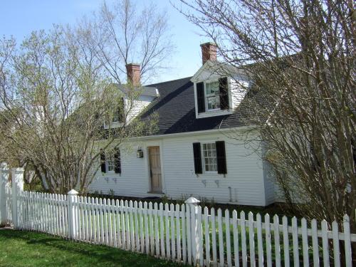 This photograph shows the contextual view of Cory Cottage, 2007; Town of St. Andrews