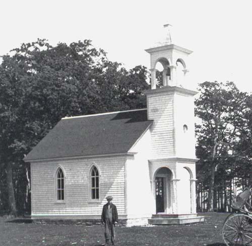 Chapel after the exterior renovations in 1910. The windows are Gothic and the bell tower cupola is square. Photo taken circa 1930.; Fidèle Thériault Collection