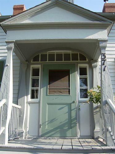 Pedimented portico, 371 Granville Street East, Bridgetown, NS, 2007.; Heritage Division, NS Dept. of Tourism, Culture and Heritage, 2007.