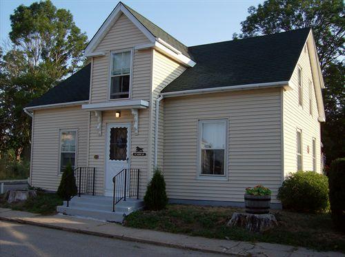 Front and side elevation, 19 Water Street, Bridgetown, NS, 2007.; Heritage Division, NS Dept. of Tourism, Culture and Heritage, 2007.
