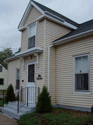 Detail of dormer over entry, 19 Water Street, Bridgetown, NS, 2007.; Heritage Division, NS Dept. of Tourism, Culture and Heritage, 2007.