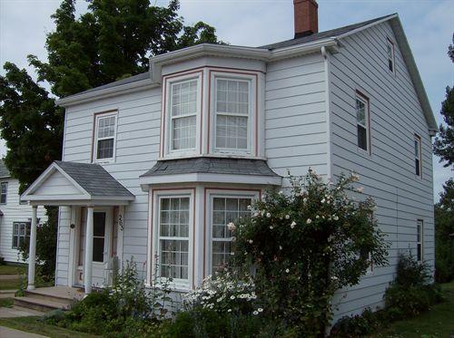 Front and side elevation, 263 Granville Street West, Bridgetown, NS, 2007.; Heritage Division, NS Dept. of Tourism, Culture and Heritage, 2007.