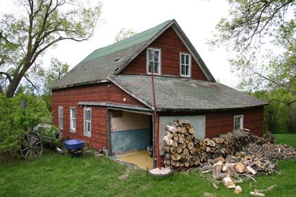 Oblique view, from the southeast, of the Cox House, Lockport area, 2007; Historic Resources Branch, Manitoba Culture, Heritage, Tourism and Sport, 2007