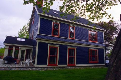 View of north facade, Bannerman House, Circular Road, St. John's. Photo taken about mid-1990s.; HFNL 2007