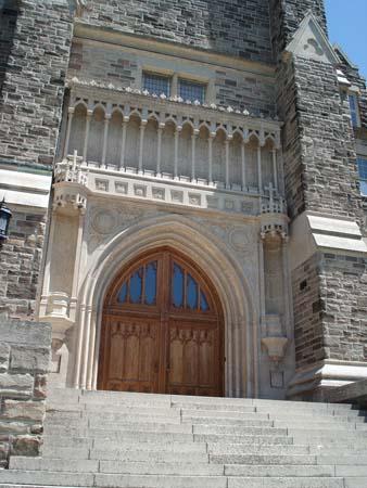Featured is the two-leaf front entry with transom.; Martina Braunstein, 2007.
