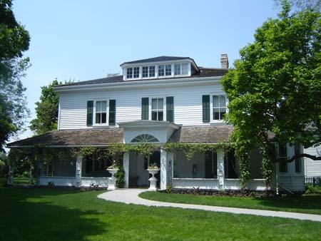 Of note are the verandah and symmetry typical of the Regency style.; Martina Braunstein, 2007.