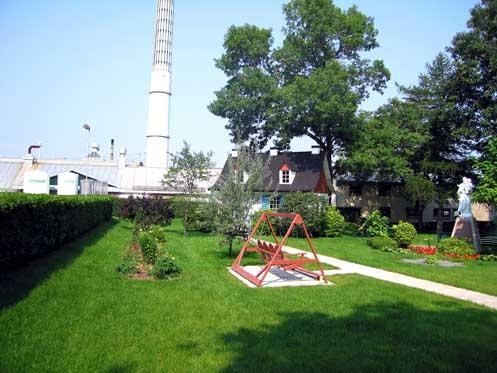 Jardin et maison canadienne du 300e du site historique du Monastère-des-Augustines-de-l'Hôtel-Dieu-de-Québec; Ministère de la Culture, des Communications et de la Condition féminine, Jean-François Rodrigue, 2005