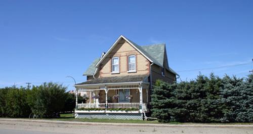 Contextual view, from the southeast, of the Berry House, Reston, 2007; Historic Resources Branch, Manitoba Culture, Heritage and Tourism, 2007