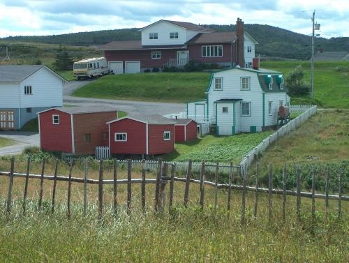 View of William Pardy House in context with neighbouring buildings.  Also showing the red outbuildings on the Pardy property. Photo taken 2007.; HFNL 2007