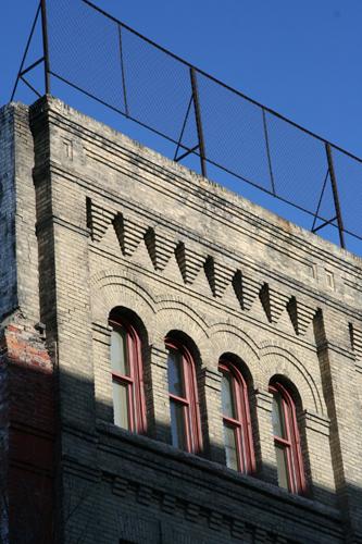Wall detail view of the MacKenzie Block, Winnipeg, 2007; Historic Resources Branch, Manitoba Culture, Heritage, Tourism and Sport, 2007