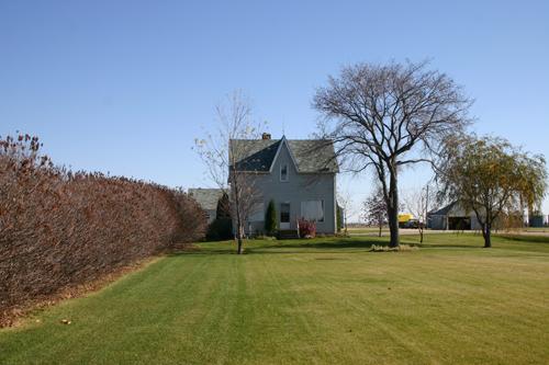 Contextual view, from the west, of the Hooper House, Sperling area, 2007; Historic Resources Branch, Manitoba Culture, Heritage, Tourism and Sport, 2007