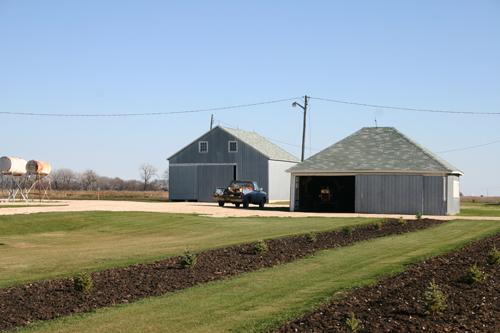 Contextual view, from the southwest, of the granary and workshop that are part of the Hooper House site, Sperling area, 2007; Historic Resources Branch, Manitoba Culture, Heritage, Tourism and Sport, 2007