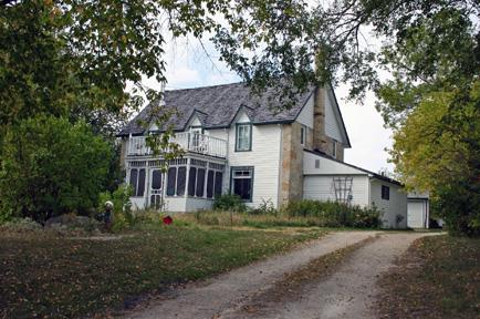Primary elevations, from the northeast, of the Firth House, Lockport area, 2007; Historic Resources Branch, Manitoba Culture, Heritage and Tourism, 2007