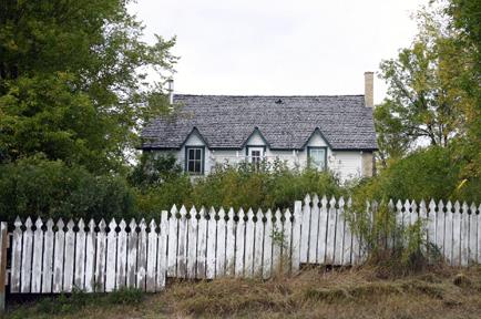 Contextual view, from the east, of the Firth House, Lockport area, 2007; Historic Resources Branch, Manitoba Culture, Heritage and Tourism, 2007