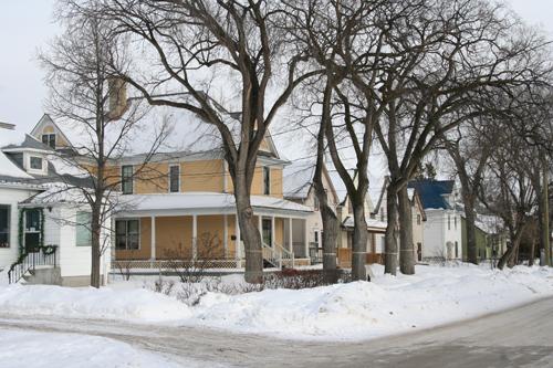 Contextual view, from the southwest, of Maison Roy, Winnipeg, 2005; Historic Resources Branch, Manitoba Culture, Heritage, Tourism and Sport, 2007