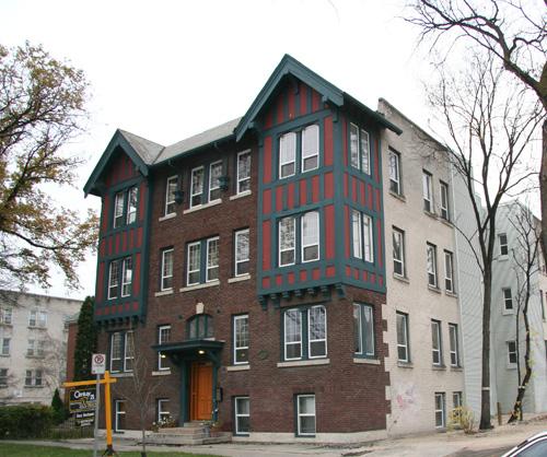 Contextual view, from the northeast, of the Thelma Apartments, Winnipeg, 2007; Historic Resources Branch, Manitoba Culture, Heritage, Tourism and Sport, 2007