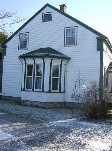 Side elevation showing bay window, Everett Smith House, Barrington Passage, NS, 2007.; Department of Tourism, Heritage and Culture, Province of Nova Scotia 2007