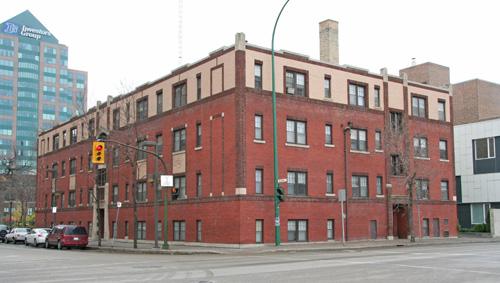 Contextual view, from the northeast, of the Raleigh Apartments, Winnipeg, 2007; Historic Resources Branch, Manitoba Culture, Heritage, Tourism and Sport, 2007