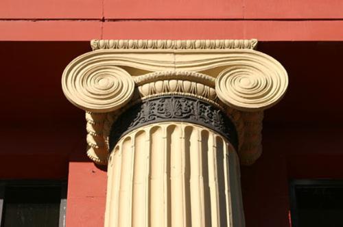 Column detail of the Dominion Bank Building, Winnipeg, 2007; Historic Resources Branch, Manitoba Culture, Heritage, Tourism and Sport, 2007