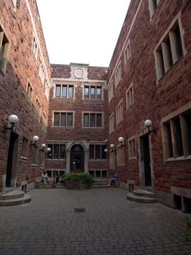Façade des Appartements-Bishop Court; Ministère de la Culture, des Communications et de la Condition féminine, Jean-François Rodrigue, 2004