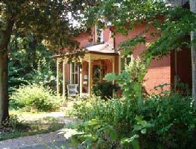 Large trees provide
elegant frames for the heritage houses.; Town of Aurora, Planning Dept. 2006
HCD Plan; P.Carter and P. Oberst