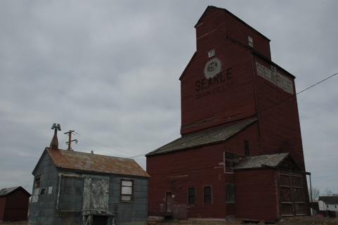 View looking northeast at the Searle Grain Company Grain Elevator Site Complex Provincial Historic Resource, Rowley (April 2006); Alberta Culture and Community Spirit, Historic Resources Management, 2006