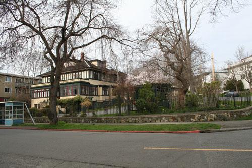 Exterior view of Beaconsfield Inn; City of Victoria, 2007