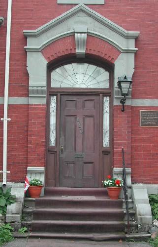 This image provides a view of the segmented arch entrance, 2005; City of Saint John