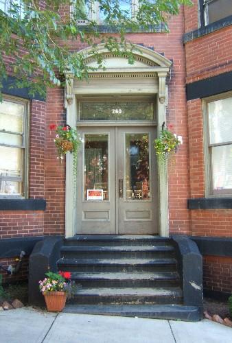 This image provides a view of the segmented arch entrance, 2005.; City of Saint John