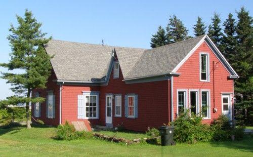 Rear elevation with cross-gable side elevation profile, Anglican Rectory, Blandford, Nova Scotia, 2007.; Heritage Division, Nova Scotia Department of Tourism, Culture and Heritage, 2007.
