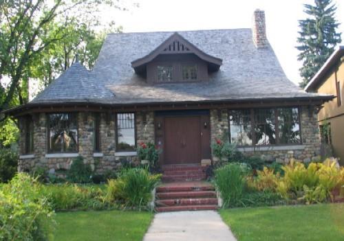 Front view of 1020 Spadina Cresecent East, 2007; City of Saskatoon, Kathlyn Szalasznyj, 2007.