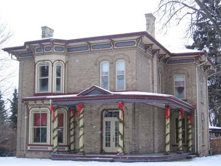 Featured are elements of the Italianate style including decorative brackets under the eaves, 2007.; Lindsay Benjamin, 2007.