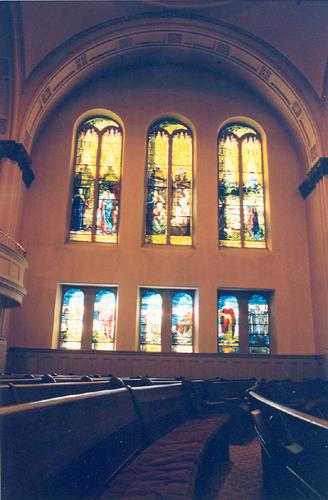 Interior view of the Erskine and American United Church National Historic Site of Canada, showing the Tiffany’s religious stained glass windows, 1997.; Agence Parcs Canada / Parks Canada Agency, R. Goodspeed, 1997.