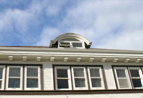 Window and roof details of the Bank of Commerce Building, The Pas, 2007; Historic Resources Branch, Manitoba Culture, Heritage, Tourism and Sport, 2007